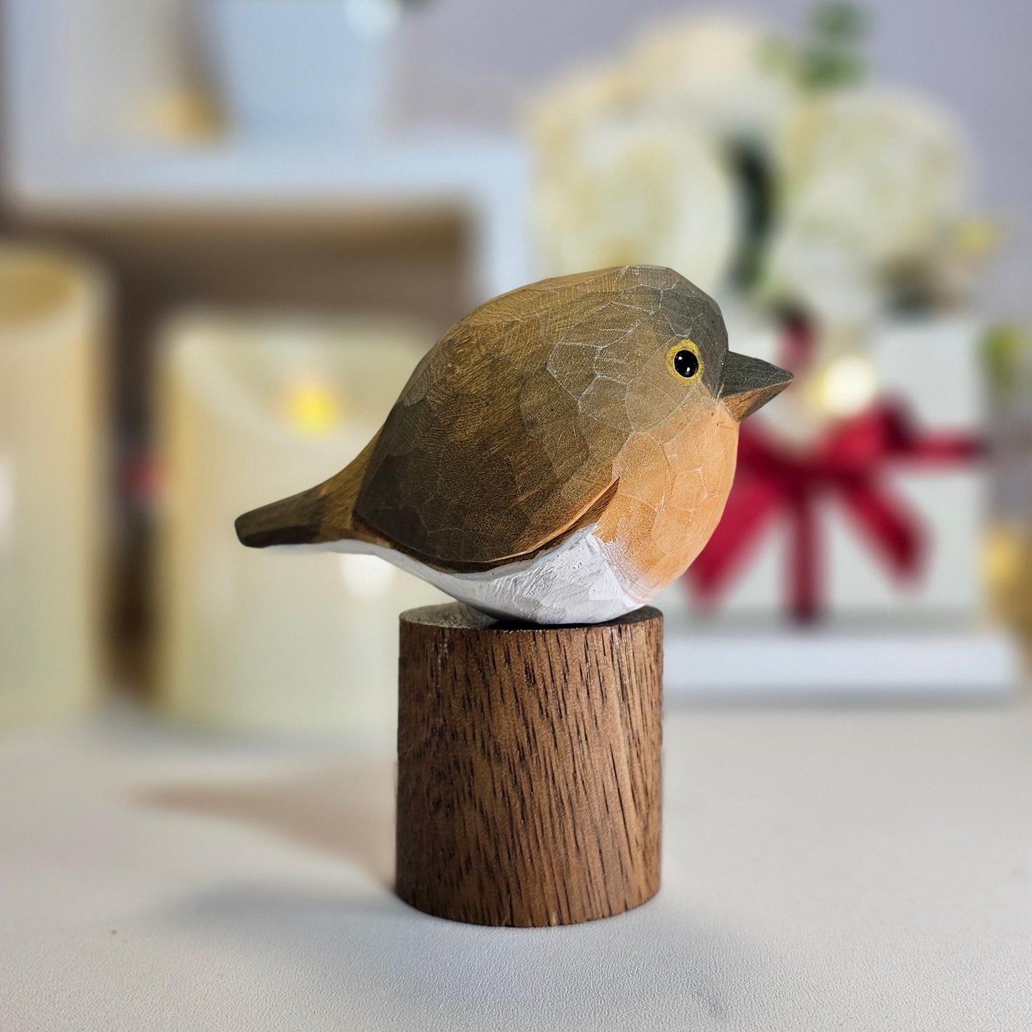 European robin (Erithacus Rubecula) on Stand